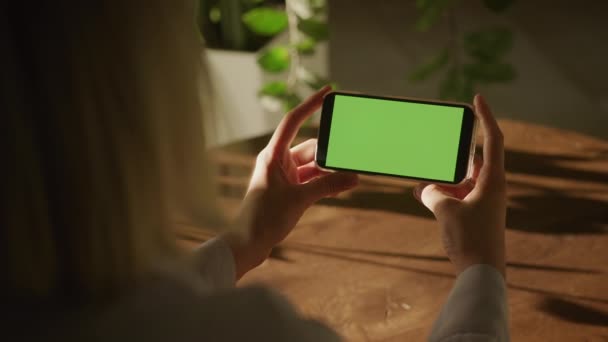 Handheld Shoulder Close Shot Woman Holding Smart Phone Green Screen — Stock video