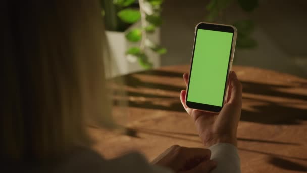 Handgehaltene Nahaufnahme Einer Frau Die Ein Smartphone Mit Grüner Bildschirmchroma — Stockvideo