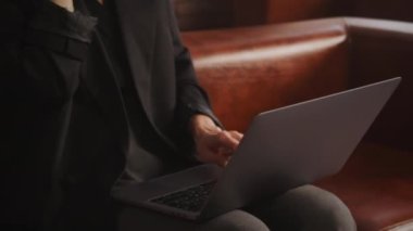 Bir iş kadınının bilgisayardaki klavyeyle giriş tuşuna basmasını kapat.