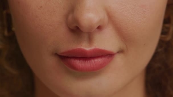 Close Charmerende Kvinde Smil Med Perfekte Naturlige Tænder Lyse Læbestift – Stock-video