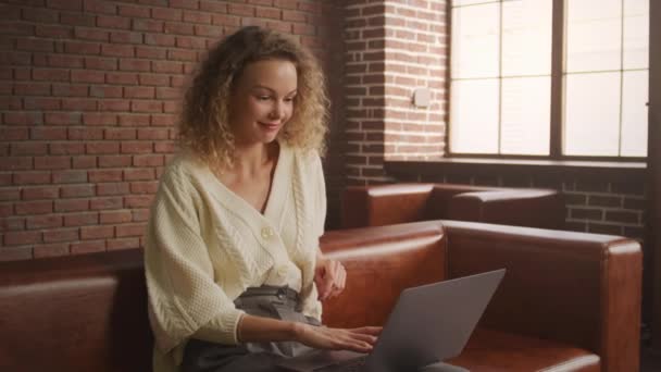 Kręcone Blondynka Biały Kobieta Wideo Rozmowy Pomocą Laptop Komputer Loft — Wideo stockowe