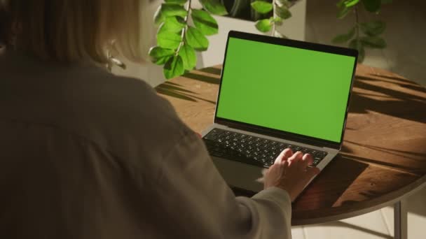 Handheld Shot Caucasian Woman Hand Scrolling Pressing Enter Laptop Green — Αρχείο Βίντεο