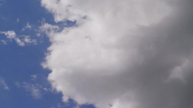 Dışarıda hava değişimi sırasında katman katman hareket eden bulutların zamanlaması