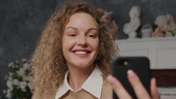 Close Curly Caucasian Woman Greeting Video Call Friends Her Smart — Vídeos de Stock