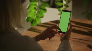 90 fps yavaş çekimde kapalı alanda yeşil ekran krom anahtarı olan beyaz bir kadın parşömen parşömenine yakın çekim.