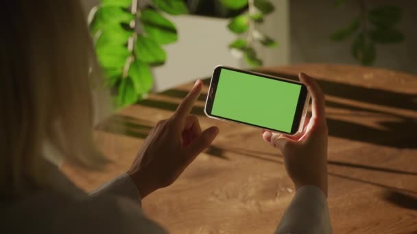 Handheld Close Caucasian Woman Hand Swipe Smart Phone Green Screen — ストック動画