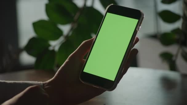Handgehaltene Nahaufnahme Von Frauenhänden Die Ein Smartphone Mit Grünem Bildschirm — Stockvideo