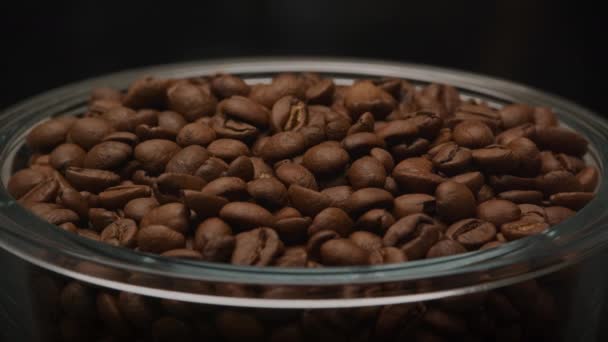 Langsamer Optischer Zoom Aus Einem Glasteller Mit Aromatischen Gerösteten Kaffeebohnen — Stockvideo