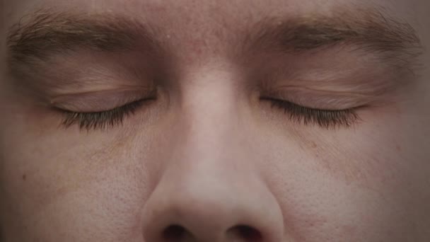 Extreme Close Caucasian Man Eyes Opening Slow Motion Indoors — Stok video