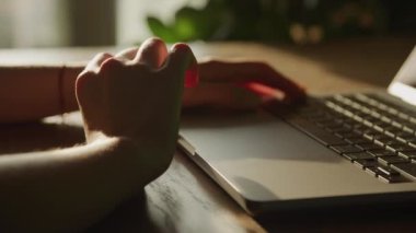 Kafkas kadınlarının ellerini yakın tut. Bir dizüstü bilgisayarın dokunmatik ve klavyesini düşün.