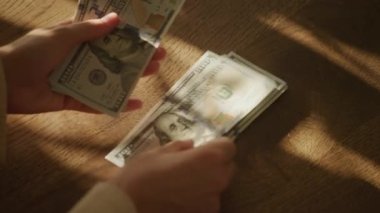 90 fps yavaş çekimde 100 dolarlık banknotları sayarak kadın ellerine yakın çekim.