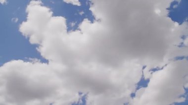 Kümülüs bulutlarının zamanlaması dışarıda yüksek hızda uçuyor.