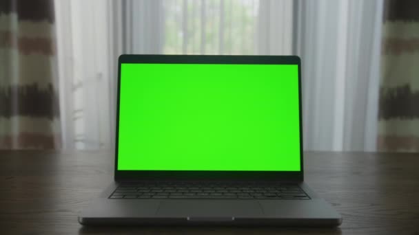 Slow Optical Zoom Laptop Computer Green Screen Chroma Key Indoors — Stock Video
