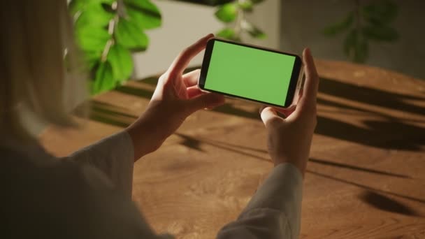 Handheld Shoulder Close Shot Woman Holding Smart Phone Green Screen — Αρχείο Βίντεο