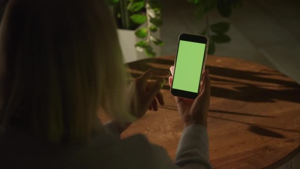 Handheld Close Caucasian Woman Hand Holding Smart Phone Green Screen — Stok video