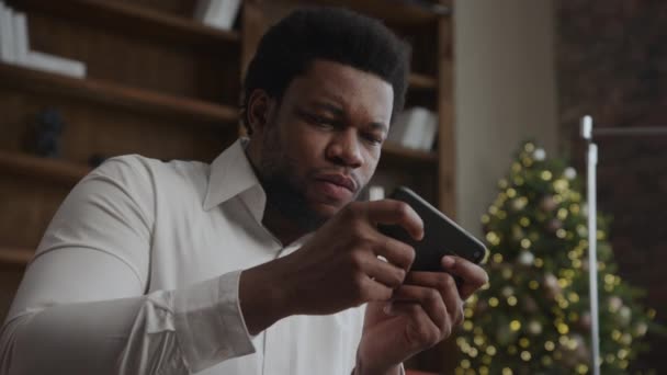 Close Portrait African American Man Playing Smart Phone Online Gaming — Video