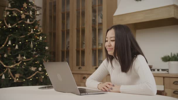 Young Adult Asian Woman Video Call Her Laptop Christmass Tree — 图库视频影像