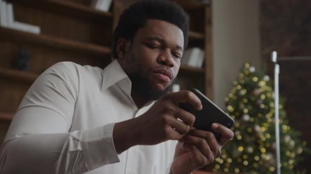 Close Portrait African American Man Gaming Online Smart Phone Christmas — Vídeo de stock