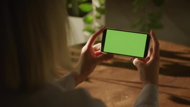 Handheld Shoulder Close Shot Woman Holding Smart Phone Green Screen — Vídeo de Stock