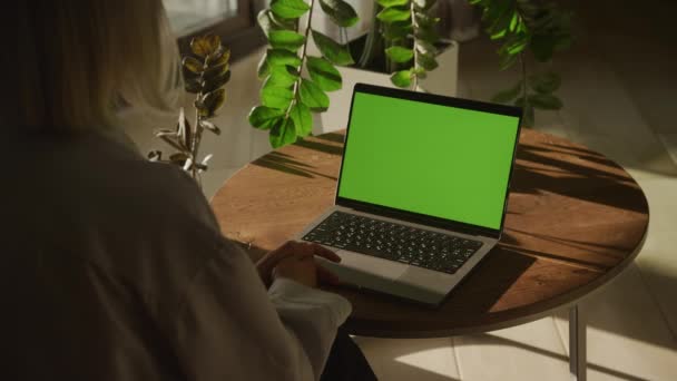 Handheld Shot Unrecognisable Caucasian Woman Watching Laptop Computer Green Screen — Video