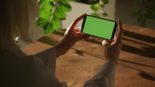 Handheld Shoulder Close Shot Woman Holding Smart Phone Green Screen — Stockvideo
