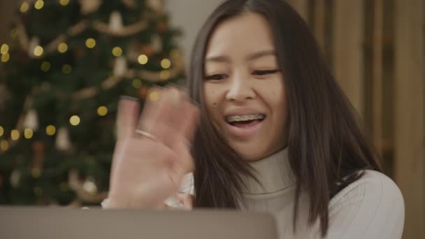 Закрыть Азиатскую Женщину Видео Звонок Ноутбуке Рождественской Елкой Заднем Плане — стоковое видео