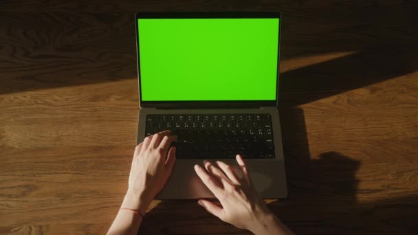 Κάτοψη Μιας Γυναίκας Χέρι Μετακινηθείτε Ένα Φορητό Υπολογιστή Touchpad Πράσινο — Αρχείο Βίντεο