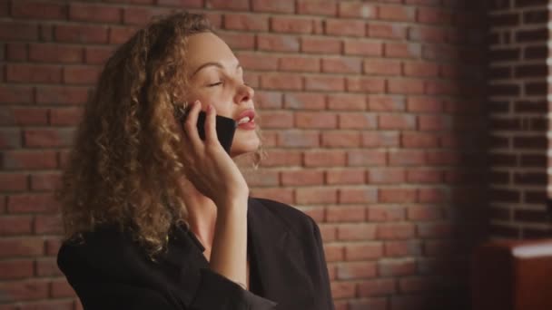 Junge Erwachsene Blondgelockte Geschäftsfrau Den 30Er Jahren Telefoniert Einer Dachgeschosswohnung — Stockvideo