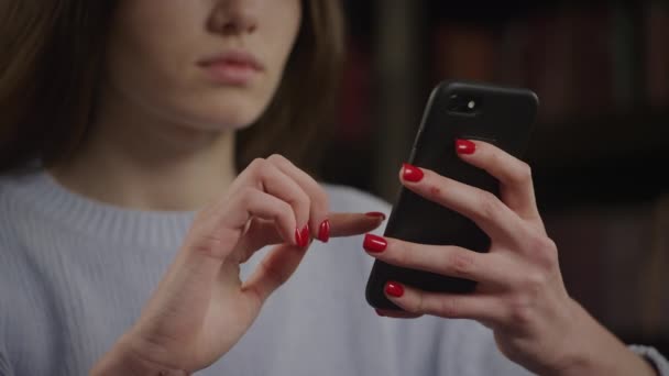Close Unrecognizable Woman Browsing Her Smart Phone Online Slow Motion — Vídeo de Stock