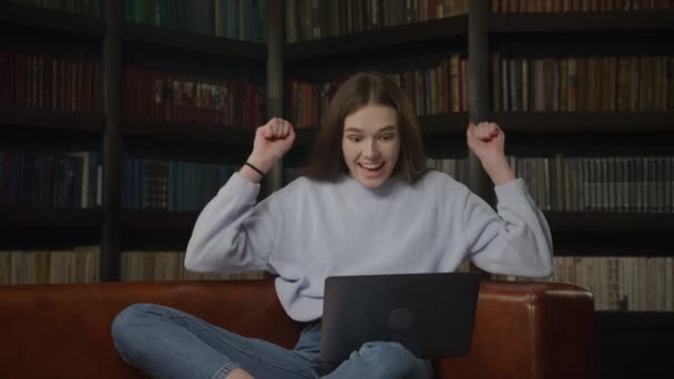 Молода Доросла Біла Жінка Отримує Хороші Новини Своєму Ноутбуці Приміщенні — стокове відео