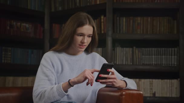 Close Caucasian Woman Browsing Her Smart Phone While Online Shopping — Video Stock