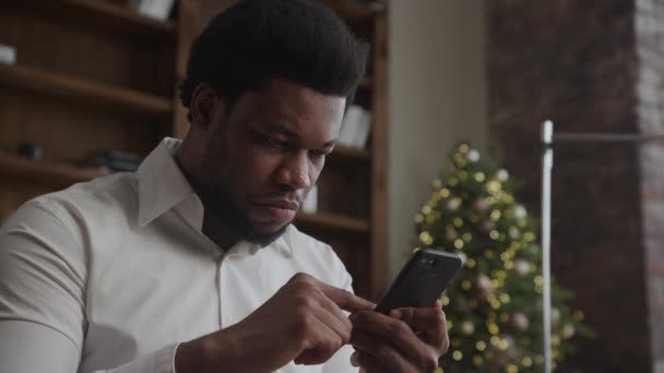 Close Portrait African American Businessman Browsing His Smart Phone Christmas — Wideo stockowe