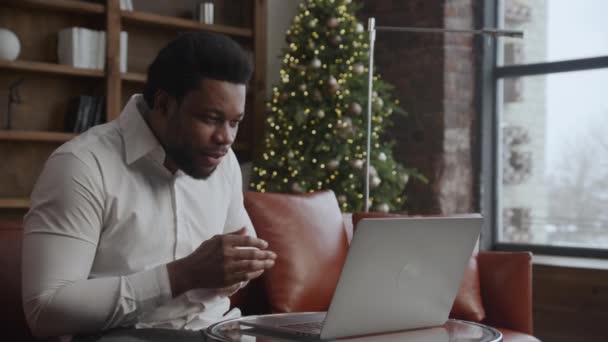 Захоплений Афроамериканським Бізнесменом Який Відгукнувся Добру Новину Своєму Ноутбуку Переддень — стокове відео