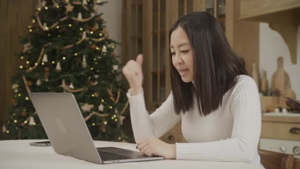Asian Woman Recieving Good News Her Laptop Christams Eve Indoors — 图库视频影像