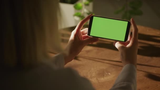 Handheld Shoulder Close Shot Woman Holding Smart Phone Green Screen — ストック動画
