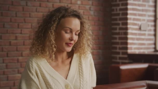 Handheld Close Shot Curly Caucasian Woman Video Call Her Laptop — Stockvideo