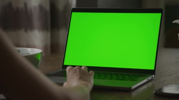 Närbild Kaukasisk Kvinna Handstöd Bärbar Dator Pekplatta Med Grön Skärm — Stockvideo