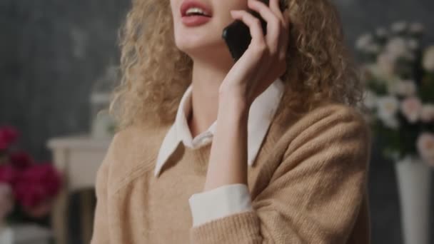 Крупним Планом Молода Біла Жінка Сором Язлива Розмова Телефону Приміщенні — стокове відео