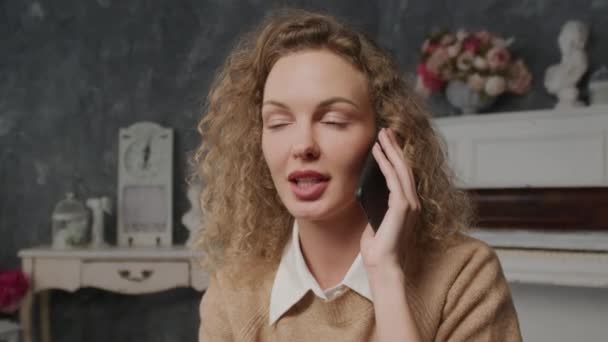 Zbliżenie Górę Młody Kaukaski Kobieta Nieśmiały Rozmowa Telefon Wewnątrz — Wideo stockowe