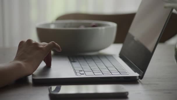 Nahaufnahme Schwenken Kaukasische Frau Hand Wischen Auf Einem Laptop Computer — Stockvideo