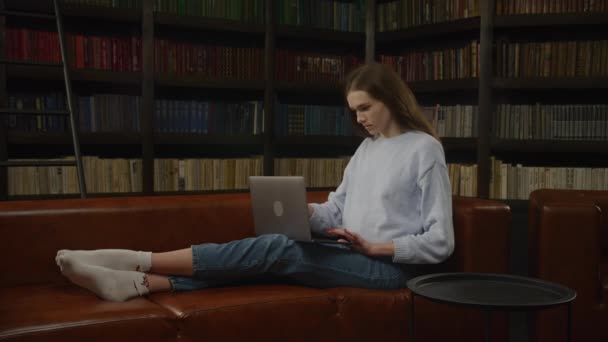Студентська Біла Жінка Відкриває Ноутбук Починає Працювати Приміщенні Повільному Режимі — стокове відео