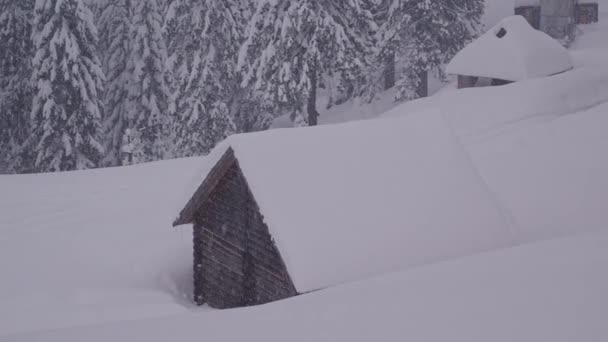 Camera Pan Sopra Villaggio Montagna Coperto Neve Durante Una Forte — Video Stock