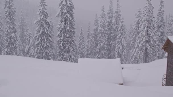 Camera Pan Sopra Villaggio Montagna Coperto Neve Durante Una Forte — Video Stock