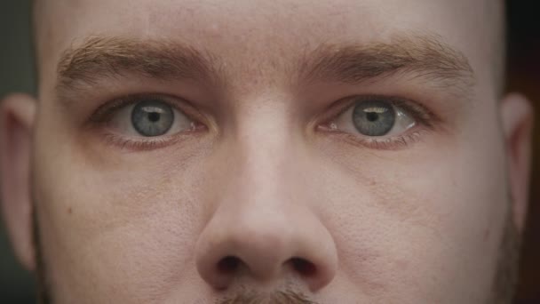 Close Shot Caucasian Adult Man Blue Eyes Looking Side Side — Vídeo de Stock