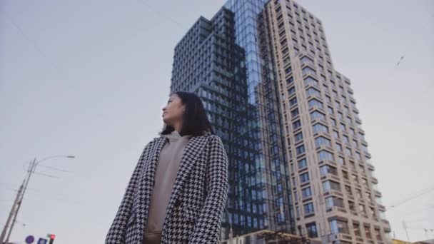 Low Angle Portrait Young Adult Asian Woman Downtown District Highrise — Stock video
