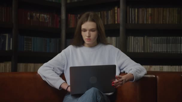 Caucasian Woman Working Serious Laptop Indoors Thoughtful Slow Motion — Vídeo de Stock