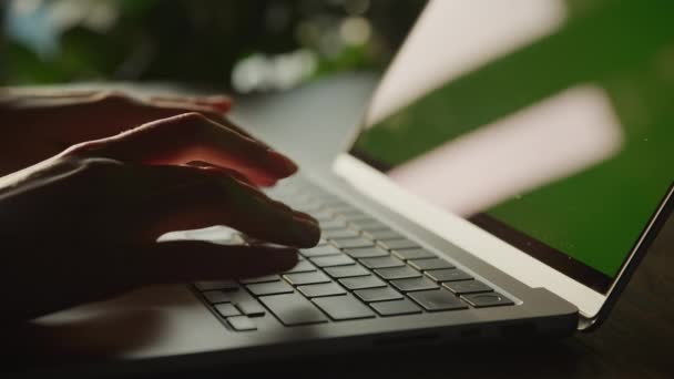 Крупним Планом Жіночі Руки Друкуються Клавіатурі Комп Ютера Ноутбука Зеленим — стокове відео
