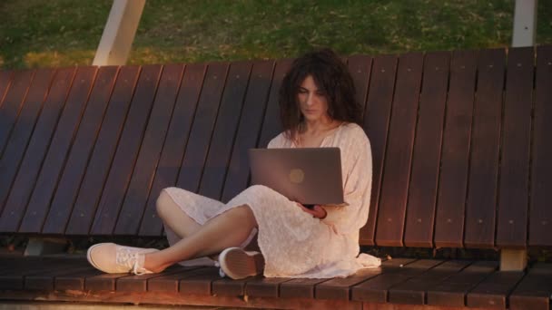 Handheld Shot Curly Caucasian Woman Woking Her Laptop Computer Park — Αρχείο Βίντεο