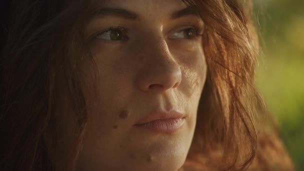 Handheld Close Catching Sunbeam Curly Caucasian Woman Face Freckles Birthmark — Stock videók
