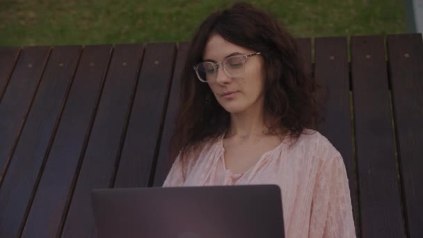 Handheld Close Curly Caucasian Woman Working Her Laptop Computer Park — Vídeos de Stock